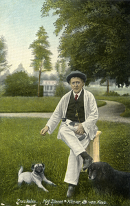 8832 Portret van L.C. Dudok de Wit alias Kees de Tippelaar met zijn honden en kat in het park van het huis Slangevecht ...